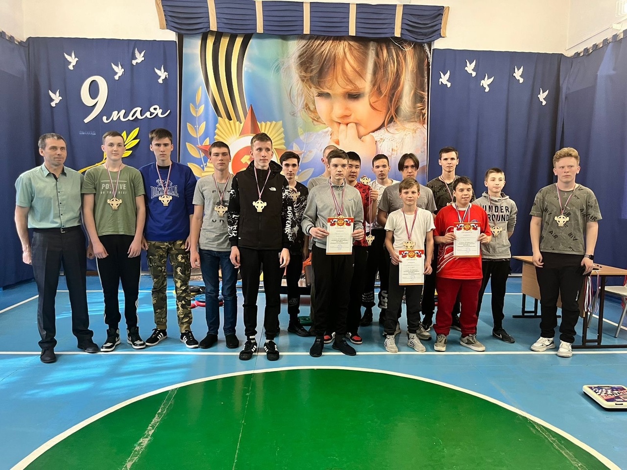 Соревнования по жиму штанги лежа.
