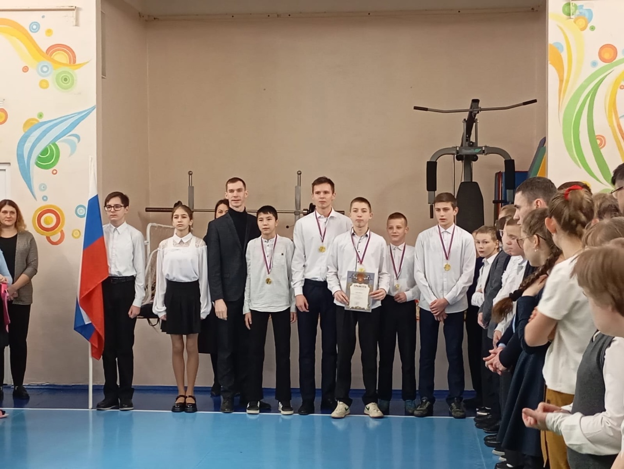 Понедельник. Торжественная линейка. «Разговоры о важном»..
