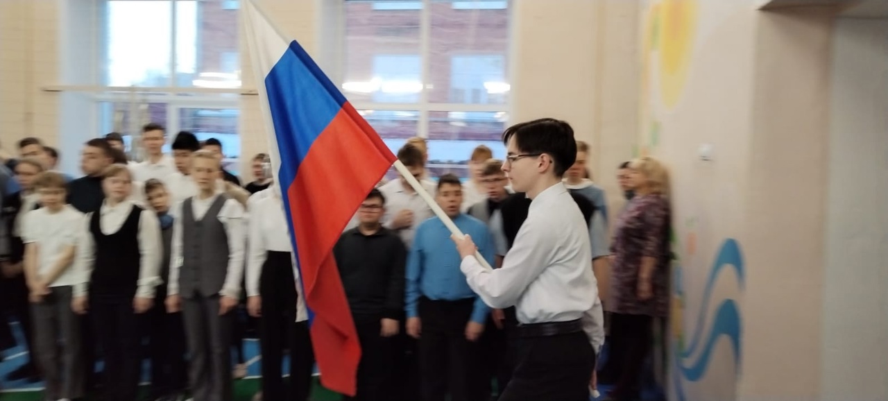 Понедельник. Торжественная линейка. Вынос флага и исполнения гимна..