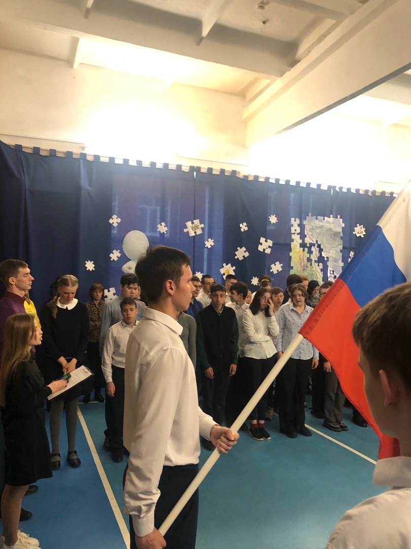 Понедельник. Торжественная линейка. «Разговоры о важном»..