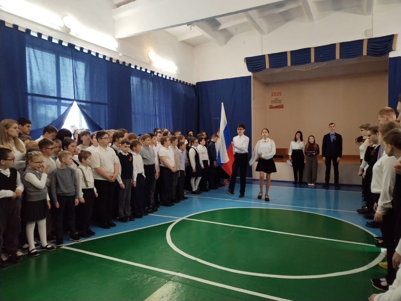 Понедельник. Торжественная линейка. «Разговоры о важном»..