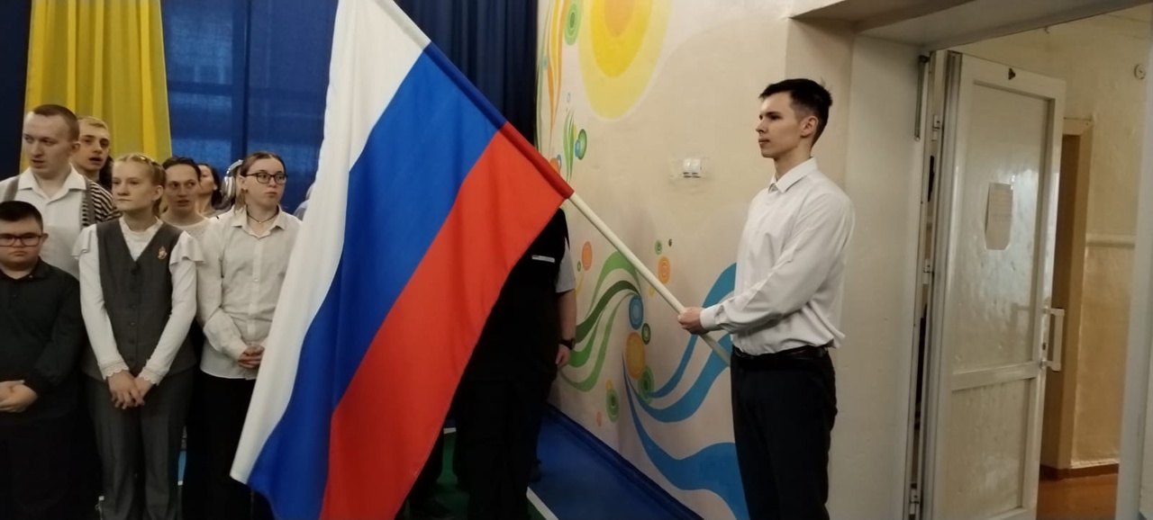 Понедельник. Торжественная линейка. Вынос флага и исполнение гимна..