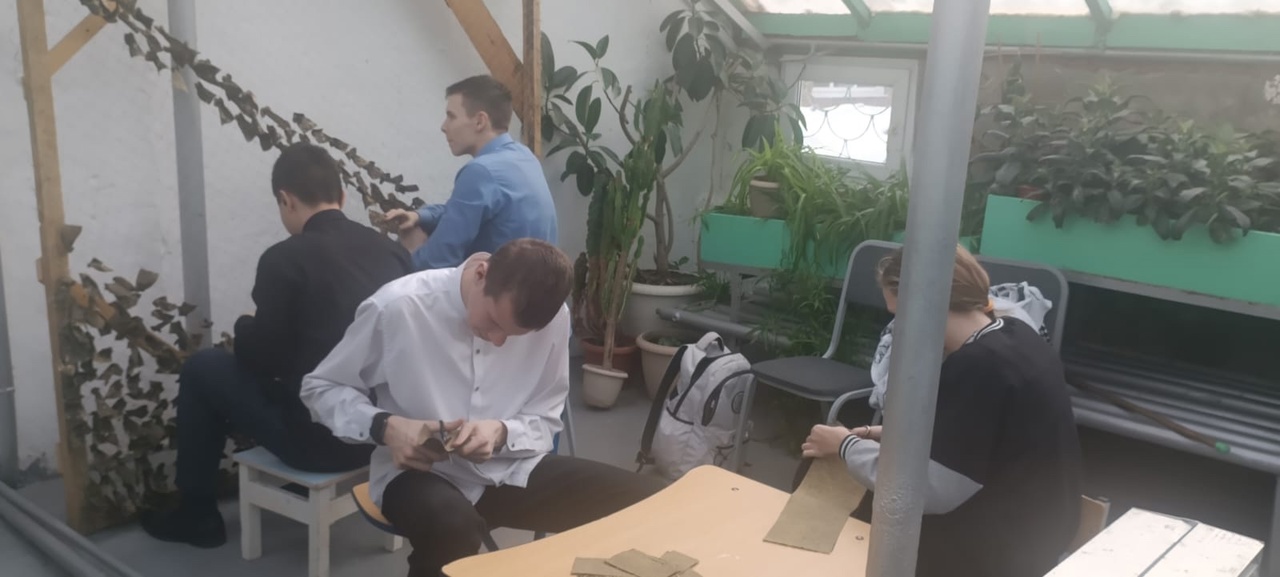 Ребята из нашего образовательного учреждения помогают плести маскировочные сети для участников СВО..