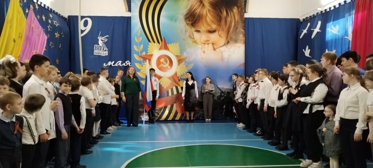 Понедельник. Торжественная линейка. Вынос флага и исполнение гимна..