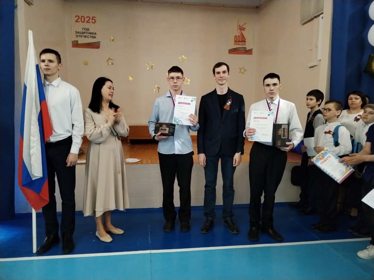 Понедельник. Торжественная линейка. «Разговоры о важном»..
