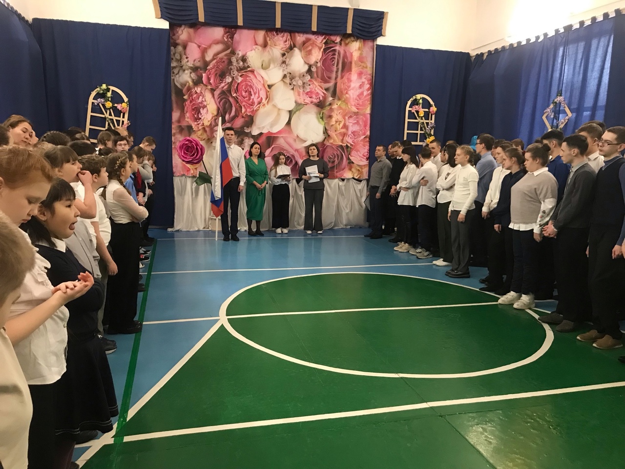 Понедельник. Торжественная линейка. «Разговоры о важном»..