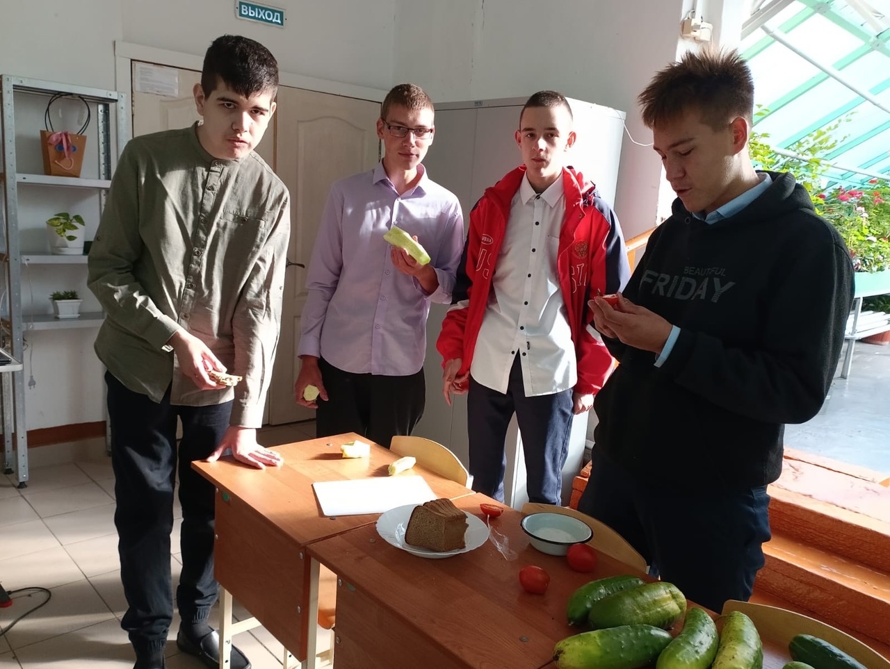 Сбор урожая на пришкольном участке..