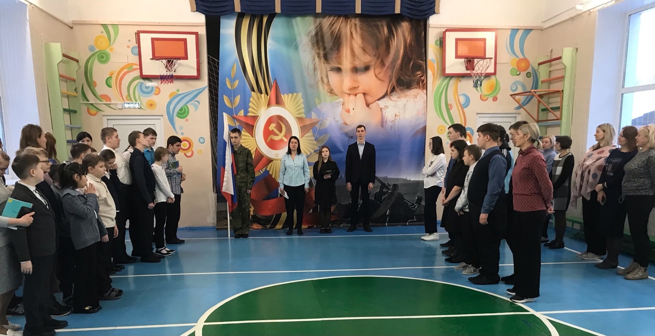 Понедельник. Торжественная линейка. «Разговоры о важном»..