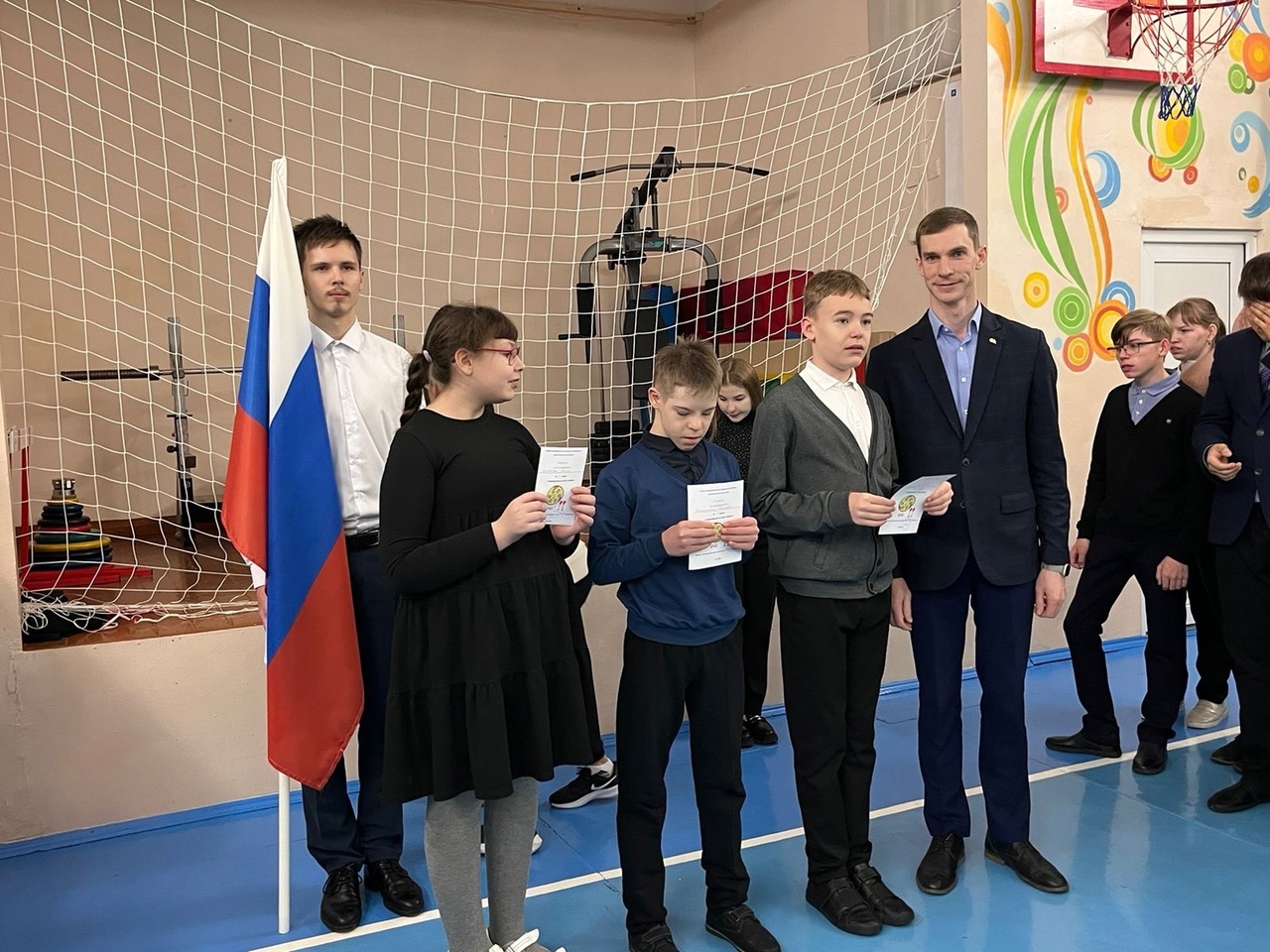 Понедельник. Торжественная линейка. «Разговоры о важном»..
