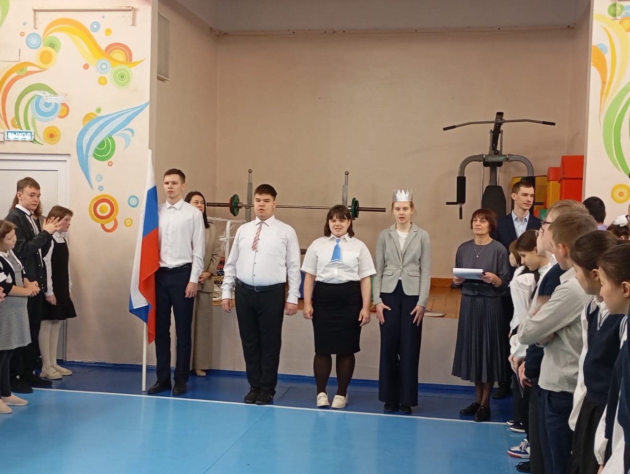 Понедельник. Торжественная линейка с выносом флага и исполнением гимна..