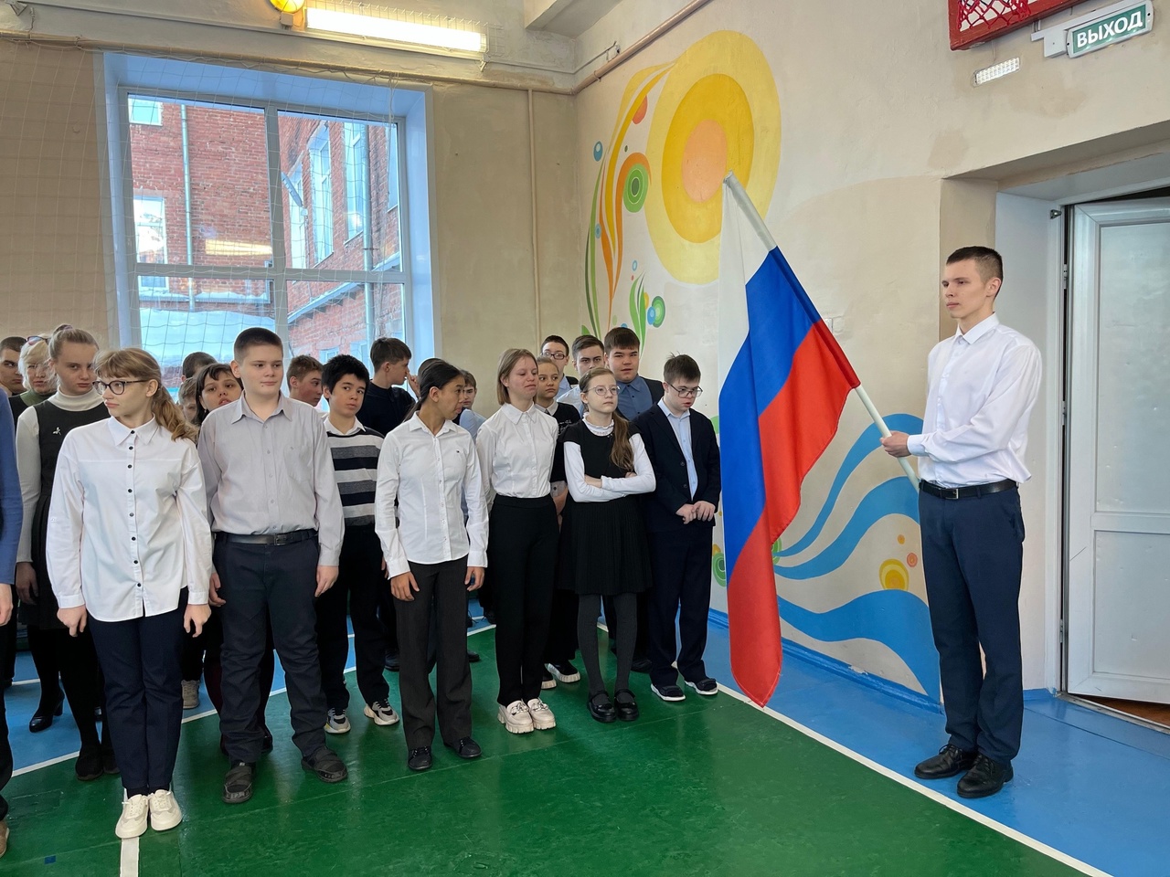 Учебная неделя началась традиционно: линейка, исполнение гимна РФ, вынос флага..