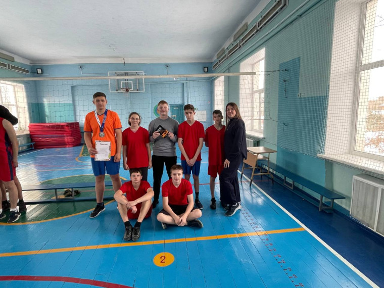 Соревнования по пионерболу.