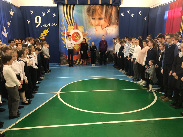 Понедельник. Торжественная линейка. «Разговоры о важном».
